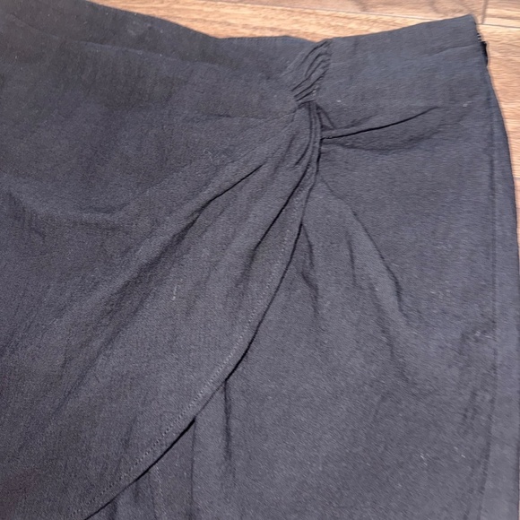 White Fox | Size L | Black Linen-Feel Wrap Mini Skirt | Ultimate Vacation Skirt - Picture 4 of 6